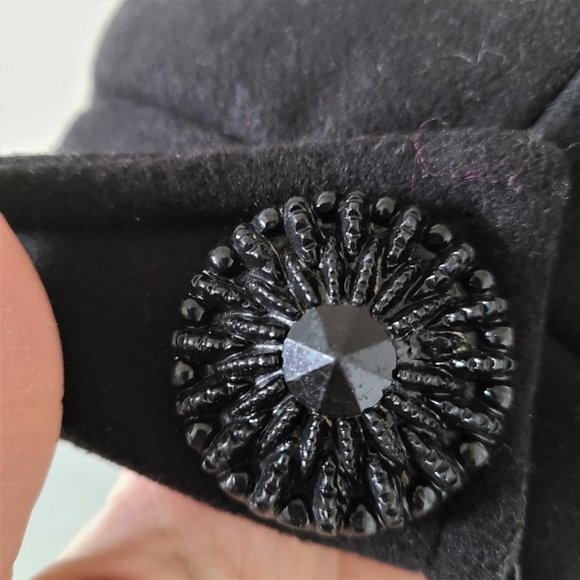 Black hat with detail on the side. - Picture 7 of 9